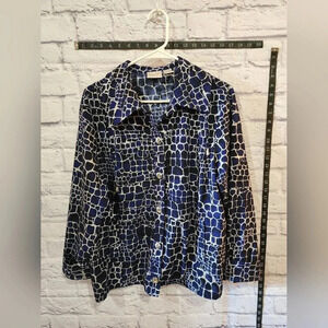 Zenergy by Chico's Giraffe Patterned Bl/Wh/Blk button up with 2 pockets.
